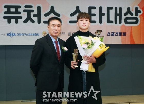 김현우(왼쪽)와 하석주 대한축구협회(KFA) 부회장. /사진=이동훈 기자