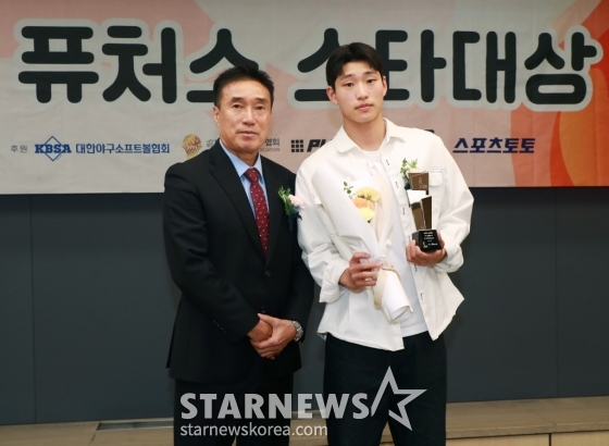하석주(왼쪽) 대한축구협회(KFA) 부회장과 손정범이 25일 서울 중구 한국프레스센터 기자회견장에서 열린 '2024 퓨처스 스타대상'에서 기념 촬영을 하고 있다. /사진=이동훈 기자