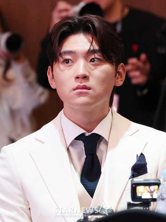 2024 신한은행 SOL뱅크 KBO 시상식이 26일 서울 송파구 롯데호텔 월드 크리스탈 볼룸에서 열렸다. 김도영이 놀란 토끼눈으로 무대를 바라보고 있다. /사진=김진경 대기자