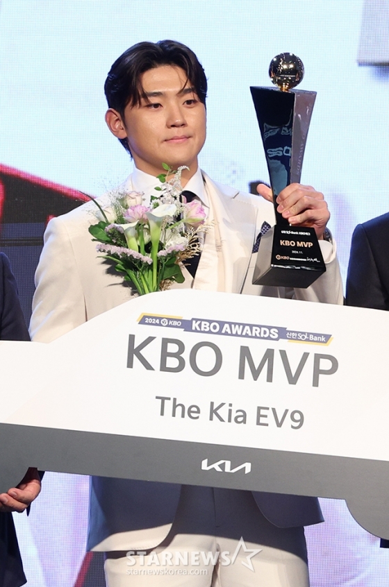 2024 신한은행 SOL뱅크 KBO 시상식이 26일 서울 송파구 롯데호텔 월드 크리스탈 볼룸에서 열렸다. 김도영(KIA)이 MVP 수상 후 포즈를 취하고 있다. /사진=김진경 대기자