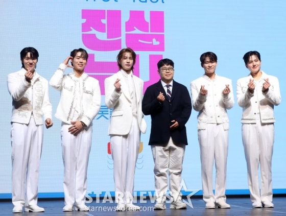 프로듀서 조영수(왼쪽 네번째), 그룹 마이트로가 26일 오후 서울 강남구 슈피겐홀에서 진행된 TV조선 예능 '트롯돌 입덕기: 진심누나' 기자간담회에 참석해 포즈를 취하고 있다.  '진심누나'는 덕질에 진심인 누나들이 '신인 트롯돌'이라고 쓰고 '내 가수'라 읽는 MYTRO(마이트로)의 피, 땀, 눈물 어린 성장 드라마를 함께하며 이들의 슈퍼스타 등극을 응원하는 팬심 서포트 프로젝트다. 2024.11.26 /사진=김창현 chmt@