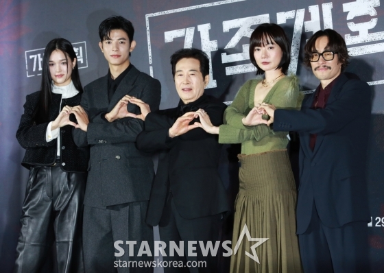배우 이수현, 로몬, 백윤식, 배두나, 류승범이 26일 오후 서울 몬드리안 이태원 호텔에서 진행된 쿠팡플레이 오리저널 시리즈 '가족계획' 제작발표회에 참석해 포즈를 취하고 있다. 기억을 자유자재로 편집할 수 있는 특수한 능력을 가진 엄마가 가족들과 합심하여 악당들에게 지옥을 선사하는 이야기 '가족계획'은 오는 29일 공개된다. /2024.11.26 /사진=이동훈 photoguy@