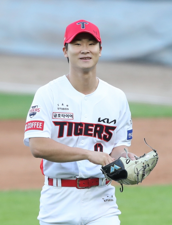 (광주=뉴스1) 임세영 기자 = 23일 오후 광주 기아챔피언스필드에서 재개된 프로야구 '2024 신한 SOL 뱅크 KBO 포스트시즌' 한국시리즈 1차전 서스펜디드 게임 삼성 라이온즈와 KIA 타이거즈의 경기, 7회초 2사 2루 상황 KIA 곽도규가 삼성 디아즈를 삼진으로 처리하고 미소 짓고 있다. 2024.10.23/뉴스1 Copyright (C) 뉴스1. All rights reserved. 무단 전재 및 재배포, AI학습 이용 금지. /사진=(광주=뉴스1) 임세영 기자