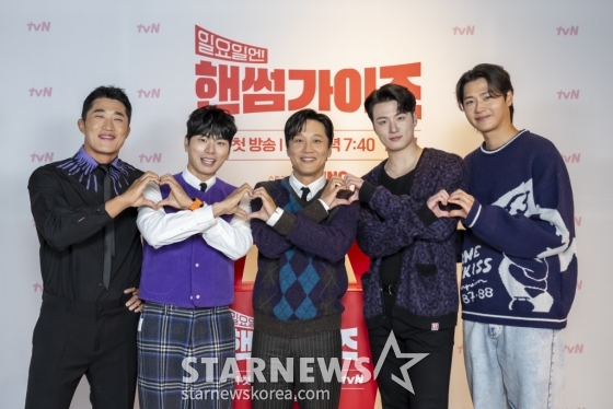 방송인 김동현, 배우 이이경, 차태현, 신승호, 펜싱 오상욱이 28일 오전 온라인으로 진행된 tvN 예능 '일요일엔 핸썸가이즈' 제작발표회에 참석해 포즈를 취하고 있다. '일요일엔 핸썸가이즈'는 대한민국 사람이라면 꼭 알아야 할 문화, 자연, 장소, 매력적인 인물들을 직접 찾아 나서는 일요 버라이어티 예능. 12월 1일 첫 방송. / 사진제공=CJ ENM /사진=김창현 chmt@