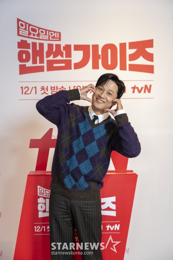 배우 차태현이 28일 오전 온라인으로 진행된 tvN 예능 '일요일엔 핸썸가이즈' 제작발표회에 참석해 포즈를 취하고 있다. '일요일엔 핸썸가이즈'는 대한민국 사람이라면 꼭 알아야 할 문화, 자연, 장소, 매력적인 인물들을 직접 찾아 나서는 일요 버라이어티 예능. 12월 1일 첫 방송. / 사진제공=CJ ENM /사진=김창현 chmt@