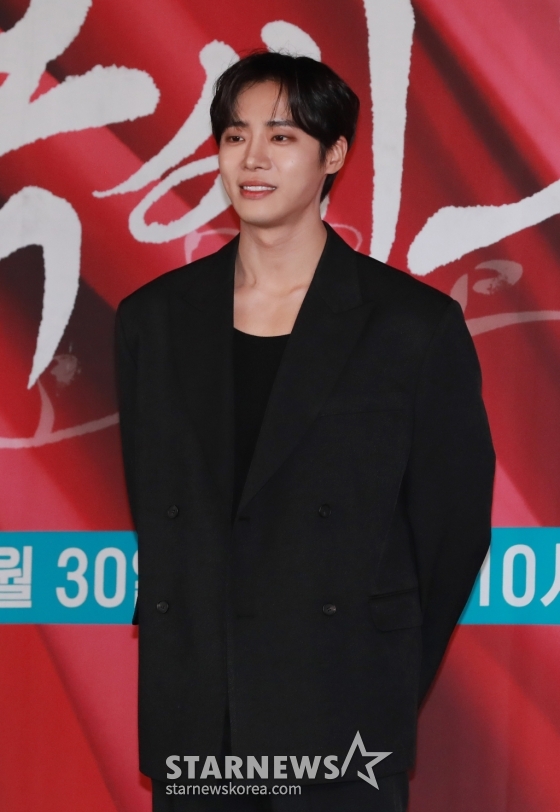 배우 추영우가 28일 오후 서울 신도림 라마다 호텔에서 진행된 JTBC 토일드라마 '옥씨부인전' 제작발표회에 참석해 포즈를 취하고 있다.   이름도, 신분도, 남편도 모든 것이 가짜였던 외지부 옥태영과 그녀를 지키기 위해 목숨까지 걸었던 예인 천승휘의 치열한 생존 사기극을 담은 드라마 '옥씨부인전'은 오는 30일 첫 방송된다. /2024.11.28 /사진=이동훈 photoguy@