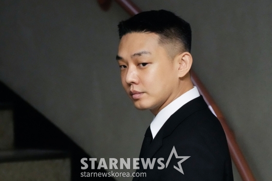 (서울=뉴스1) 임세영 기자 = 마약 투약 혐의를 받는 배우 유아인(본명 엄홍식)이 3일 오후 서울 서초구 서울중앙지법에서 열린 1심 선고 공판에 출석하고 있다. 유아인은 지난 2020년 9월부터 2022년 3월까지 미용 시술을 위한 수면 마취를 가장하는 방식 등으로 181차례에 걸쳐 프로포폴 등을 상습 투약한 혐의를 받고 있다. (공동취재) 2024.9.3/뉴스1 Copyright (C) 뉴스1. All rights reserved. 무단 전재 및 재배포, AI학습 이용 금지. /사진=(서울=뉴스1) 임세영 기자