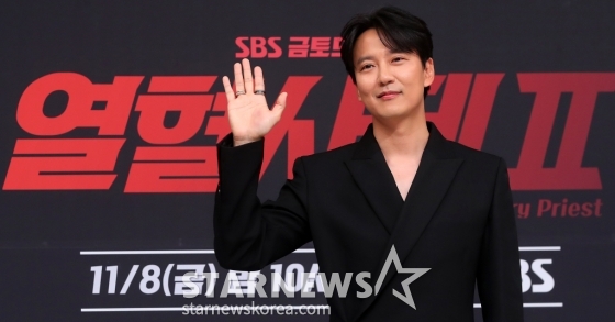 배우 김남길이 8일 오후 서울 양천구 목동 SBS 사옥에서 진행된 금토드라마 '열혈사제2' 제작발표회에 참석해 포즈를 취하고 있다. '열혈사제2' 낮에는 사제, 밤에는 벨라또의 역할을 위해 천사파 보스로 활약하는 분노 조절 장애 열혈 신부 김해일(김남길 분)이 부산으로 떠 국내 최고 마약 카르텔과 한판 뜨는 노빠꾸 공조 수사극이다. 2024.11.08 /사진=김창현 chmt@