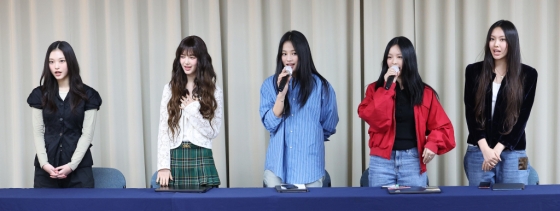 (서울=뉴스1) 권현진 기자 = 걸그룹 뉴진스가 28일 오후 서울 강남구 스페이스쉐어 삼성역센터에서 열린 전속계약 해지 관련 기자회견에 참석해 있다. 왼쪽부터 해린, 다니엘, 민지, 하니, 혜인. (공동취재) 2024.11.28/뉴스1 Copyright (C) 뉴스1. All rights reserved. 무단 전재 및 재배포, AI학습 이용 금지. /사진=(서울=뉴스1) 권현진 기자