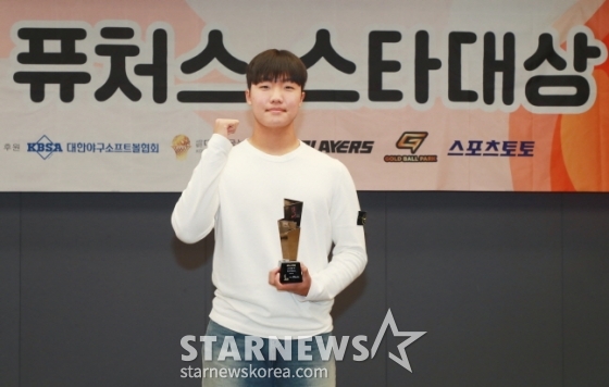 지난 25일 2024 퓨처스 스타대상에서 야구 대상을 수상한 정우주. /사진=이동훈 기자