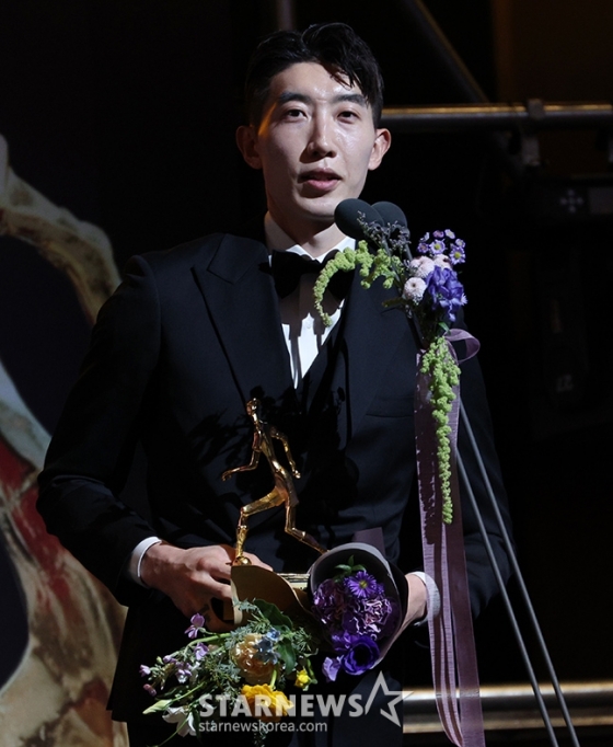 하나은행 K리그 2024 대상 시상식이 29일 서울 서대문구 스위스 그랜드호텔에서 열렸다.  조현우(울산HD)가 K리그1 MVP를 수상한 후 소감을 밝히고 있다. /사진=김진경 대기자