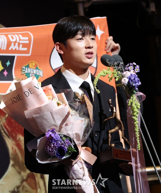 하나은행 K리그 2024 대상 시상식이 29일 서울 서대문구 스위스 그랜드호텔에서 열렸다.  양민혁(강원FC)이 K리그1 영플레이어상을 수상한 후 팬이 펼친 플래카드 앞에서 소감을 밝히고 있다. /사진=김진경 대기자.