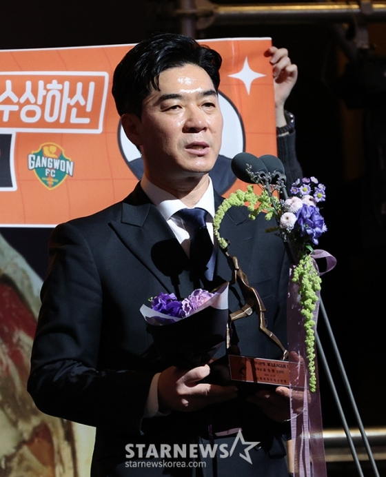 하나은행 K리그 2024 대상 시상식이 29일 서울 서대문구 스위스 그랜드호텔에서 열렸다.  윤정환(강원FC) 감독이 K리그1 감독상을 수상한 후 소감을 밝히고 있다. /사진=김진경 대기자
