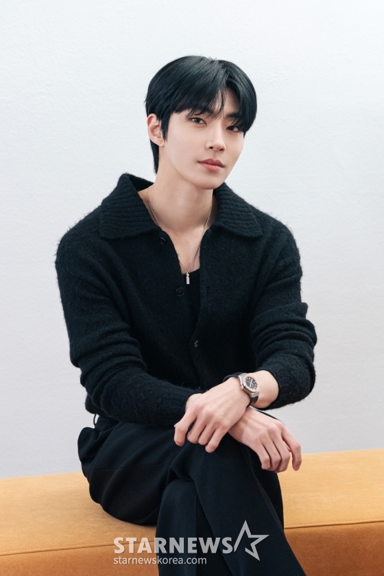 JTBC 수요드라마 '조립식 가족'의 배우 황인엽이 28일 진행된 라운드 인터뷰를 위해 포즈를 취하고 있다. /사진제공=케이엔스튜디오 2024.11.28 /사진=이동훈 photoguy@