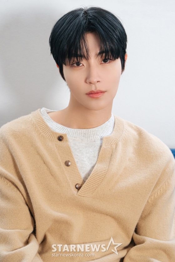 JTBC 수요드라마 '조립식 가족'의 배우 황인엽이 28일 진행된 라운드 인터뷰를 위해 포즈를 취하고 있다. /사진제공=케이엔스튜디오 2024.11.28 /사진=이동훈 photoguy@