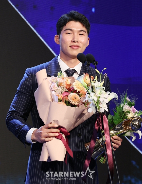 김혜성이 26일 서울 롯데호텔 월드 크리스탈볼룸에서 열린 2024 KBO 시상식에서 2루수 부문 수비상을 수상한 후 소감을 밝히고 있다. /사진=김진경 대기자