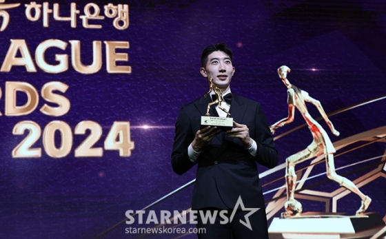 하나은행 K리그 2024 대상 시상식이 29일 서울 서대문구 스위스 그랜드호텔에서 열렸다. MVP 조현우(울산HD)가 시상식 후 포토타임을 갖고 있다. /사진=김진경 대기자