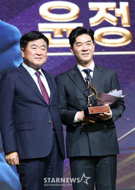 하나은행 K리그 2024 대상 시상식이 29일 서울 서대문구 스위스 그랜드호텔에서 열렸다. 윤정환(강원FC) 감독이 K리그1 감독상을 수상한 후 포즈를 취하고 있다.