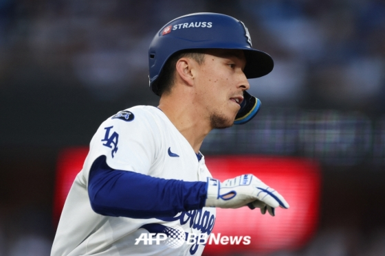 LA 다저스 토미 현수 에드먼이 지난달 27일(한국시간) 뉴욕 양키스와 2024 월드시리즈 2차전에서 2회 홈런을 친 뒤 그라운드를 돌고 있다. /AFPBBNews=뉴스1
