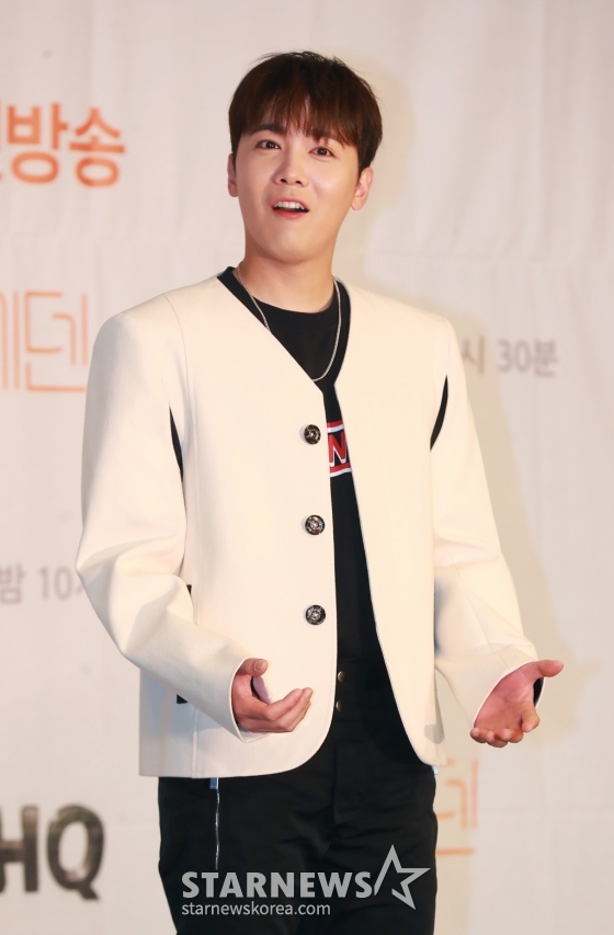 가수 이홍기가 13일 오후 서울 마포구 서울가든호텔에서 진행된 IHQ 새 예능 '에덴' 제작발표회에 참석해 포즈를 취하고 있다. 설렘과 조건 사이에서 사랑을 찾는 일반인 남녀 8명의 연애 리얼리티 프로그램 '에덴'은 오는 14일 첫 방송된다. /2022.06.13