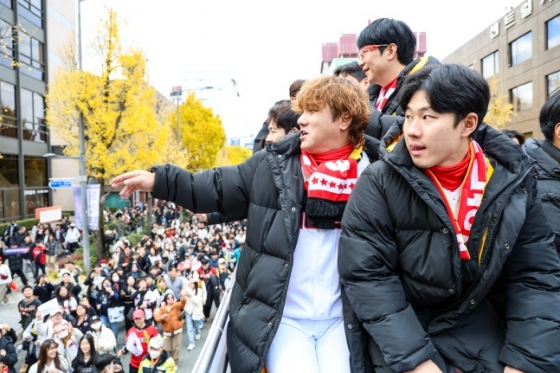 KIA 선수들이 30일 광주광역시 동구 금남로4가에서 열린 2024 한국시리즈 우승 카퍼레이드 행사에서 팬들과 함께 소통하고 있다. /사진=KIA타이거즈 제공