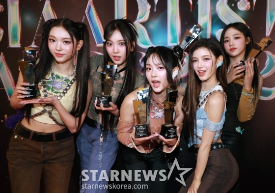걸그룹 뉴진스가 14일 필리핀 아레나에서 열린 '2023 아시아 아티스트 어워즈 인 필리핀'(2023 Asia Artist Awards IN THE PHILIPPINES, 이하 '2023 AAA')에서 AAA 핫트렌드, 아시아 셀러브리티, 페뷸러스, 베스트 초이스, 올해의 가수, 올해의 노래상을 수상한 뒤 포즈를 취하고 있다. 2023.12.14 /사진=이동훈
