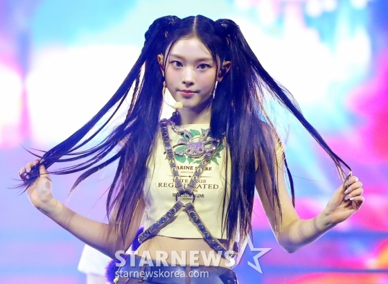걸그룹 뉴진스(NewJeans) 해린이 '2023 아시아 아티스트 어워즈 인 필리핀'(2023 Asia Artist Awards IN THE PHILIPPINES, 이하 '2023 AAA')에서 멋진 무대를 선보이고 있다. 뉴진스는 '2023 AAA'에서 AAA 올해의 가수상, AAA 올해의 노래상, AAA 페뷸러스상, AAA 베스트 초이스상, AAA 아시아셀러브리티상, AAA 핫트렌드상 등 6개의 트로피를 안으며 최다관왕의 영광을 차지했다. 특히 뉴진스는 대상 부문인 올해의 가수상과 올해의 노래상 2관왕의 대기록을 썼다. /사진=김창현