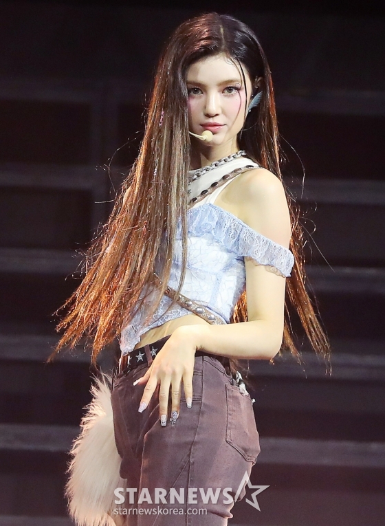 걸그룹 뉴진스(NewJeans) 다니엘이 '2023 아시아 아티스트 어워즈 인 필리핀'(2023 Asia Artist Awards IN THE PHILIPPINES, 이하 '2023 AAA')에서 멋진 무대를 선보이고 있다. 뉴진스는 '2023 AAA'에서 AAA 올해의 가수상, AAA 올해의 노래상, AAA 페뷸러스상, AAA 베스트 초이스상, AAA 아시아셀러브리티상, AAA 핫트렌드상 등 6개의 트로피를 안으며 최다관왕의 영광을 차지했다. 특히 뉴진스는 대상 부문인 올해의 가수상과 올해의 노래상 2관왕의 대기록을 썼다. /사진=김창현