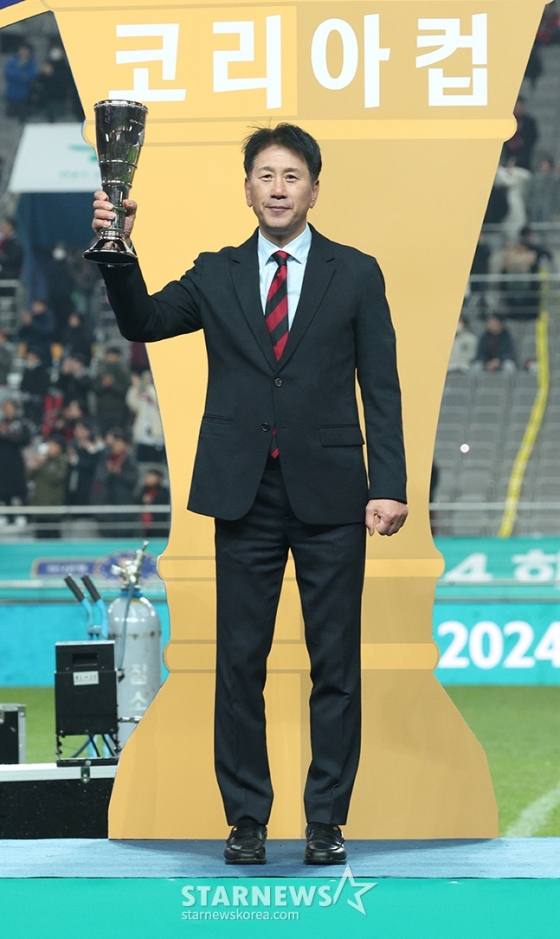 2024 하나은행 코리아컵 결승전 포항스틸러스-울산HD전이 30일 서울월드컵경기장에서 열렸다. 우승을 차지한 박태하 포항 스틸러스 감독이 시상식에서 감독상을 수상한 후 포즈를 취하고 있다. /사진=김진경 대기자.