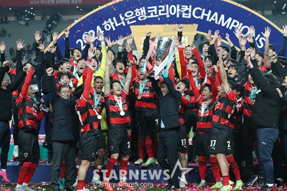 2024 하나은행 코리아컵 결승전 포항스틸러스-울산HD전이 30일 서울월드컵경기장에서 열렸다. 울산에 3-1 승리 후 우승을 차지한 포항 스틸러스 선수들이 시상대에서 우승컵을 들어올리고 있다. /사진=김진경 대기자.