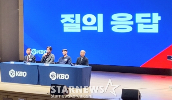 강연 후 유소년 선수들의 질문에 답하고 있는 고우석(왼쪽에서 2번째)과 홍창기(왼쪽에서 3번째). /사진=안호근 기자