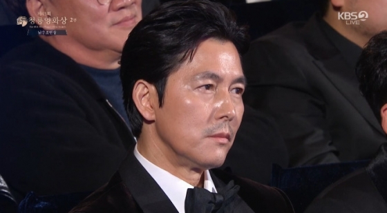 (서울=뉴스1) = '혼외자 논란'을 빚은 배우 정우성이 29일 오후 서울 영등포구 여의도 KBS홀에서 열린 제45회 청룡영화상에 참석해 있다. 정우성은 이날 최다관객상 시상자로 무대에 올라 "저는 오늘 '서울의 봄'과 함께했던 모든 관계자에게 제 사적인 일이 영화에 오점으로 남지 않기를 바라는 마음으로 이 자리에 섰다"고 말했다. 이어 "또한 저에게 사랑과 기대를 보내주셨던 모든 분에게 염려와 실망을 안겨드린 점 죄송하다고 말씀드립니다"라고 밝혔다. 이어서 "모든 질책은 제가 받고 안고 가겠다"라며 "그리고 아버지로서 아들에 대한 책임을 끝까지 다할 것입니다"라고 직접 입장을 전했다.(KBS 캡처) 2024.11.29/뉴스1 Copyright (C) 뉴스1. All rights reserved. 무단 전재 및 재배포, AI학습 이용 금지. /사진=(서울=뉴스1)
