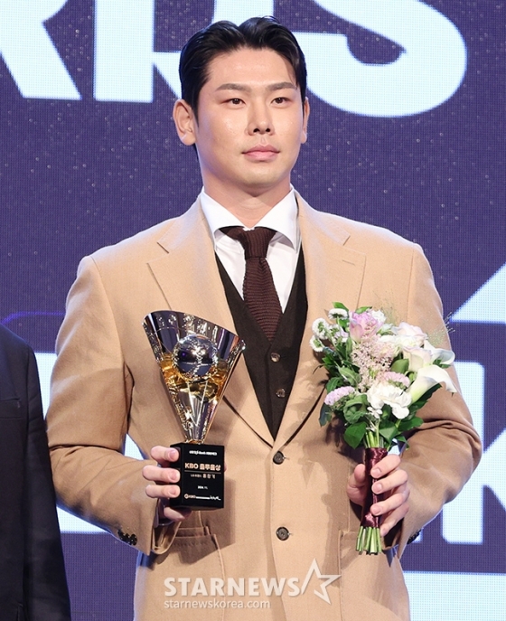 지난달 26일 KBO 시상식에서 출루왕상을 수상하고 기념촬영하는 홍창기. /사진=김진경 대기자