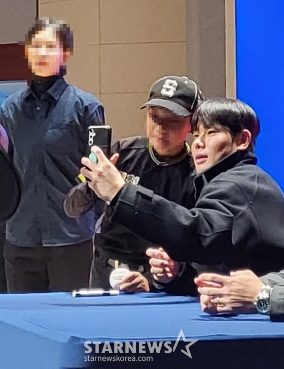 30일 2024년 유소년 지도자·학부모 대상 KBO 의무세미나 현장에서 유소년 선수와 함께 사진을 찍어주고 있는 홍창기(오른쪽). /사진=안호근 기자