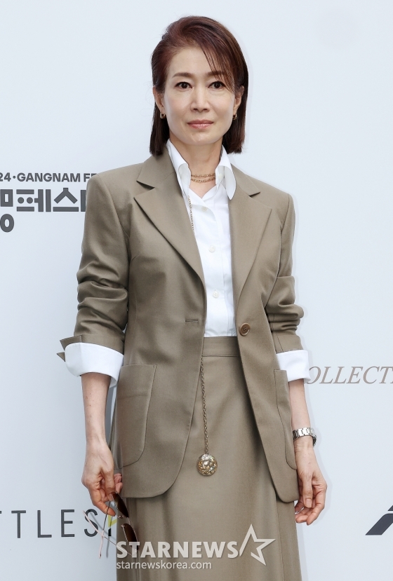 (서울=뉴스1) 김진환 기자 = 배우 나영희가 26일 오후 서울 강남구 압구정로 미스지콜렉션 청담 사옥 앞에서 열린 25 S/S 미스지콜렉션 패션쇼 포토콜에 참석해 포즈를 취하고 있다. 2024.9.26/뉴스1  Copyright (C) 뉴스1. All rights reserved. 무단 전재 및 재배포,  AI학습 이용 금지. /사진=(서울=뉴스1) 김진환 기자