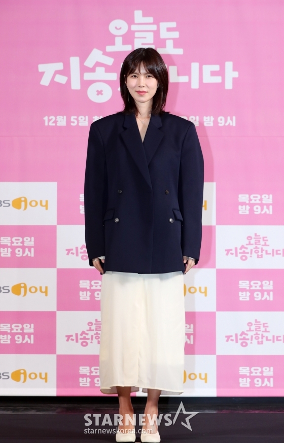 [서울=뉴시스] 김혜진 기자 = 배우 공민정이 2일 오후 서울 마포구 스탠포드호텔에서 열린 KBS Joy 새 드라마 '오늘도 지송합니다' 제작발표회에서 포즈를 취하고 있다.  '오늘도 지송합니다'는 하루아침에 파혼당하고 살벌한 신혼집 대출 이자를 갚기 위해서 N잡, N캐 인생에 시달리는 (돌)싱글녀 지송이의 파란만장한 신도시 생존기를 그린 작품이다. 오는 5일 오후 9시 첫 방송. 2024.12.02. jini@newsis.com /사진=김혜진