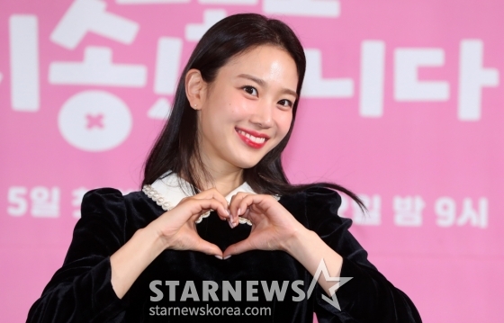 [서울=뉴시스] 김혜진 기자 = 배우 장희령이 2일 오후 서울 마포구 스탠포드호텔에서 열린 KBS Joy 새 드라마 '오늘도 지송합니다' 제작발표회에서 포즈를 취하고 있다.  '오늘도 지송합니다'는 하루아침에 파혼당하고 살벌한 신혼집 대출 이자를 갚기 위해서 N잡, N캐 인생에 시달리는 (돌)싱글녀 지송이의 파란만장한 신도시 생존기를 그린 작품이다. 오는 5일 오후 9시 첫 방송. 2024.12.02. jini@newsis.com /사진=김혜진