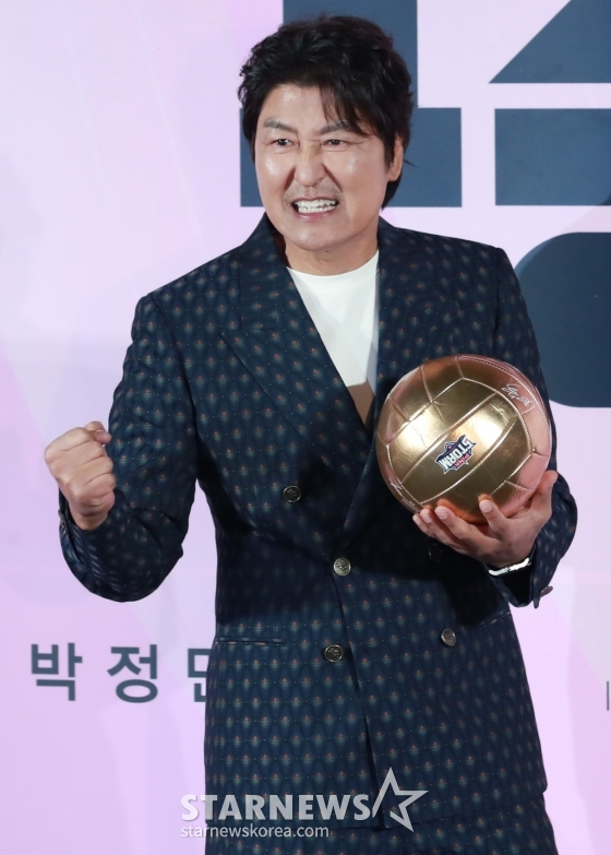 배우 송강호가 28일 오전 서울 CGV용산아이파크몰에서 진행된 영화 '1승'(감독 신연식) 제작발표회에 참석해 포즈를 취하고 있다. 이겨본 적 없는 감독과 이길 생각 없는 구단주, 이기는 법 모르는 선수들까지 승리의 가능성이 하나도 없는 프로 여자배구단이 1승을 위해 도전에 나서는 영화 '1승'은 오는 12월 개봉예정이다. /2024.10.28 /사진=이동훈 photoguy@