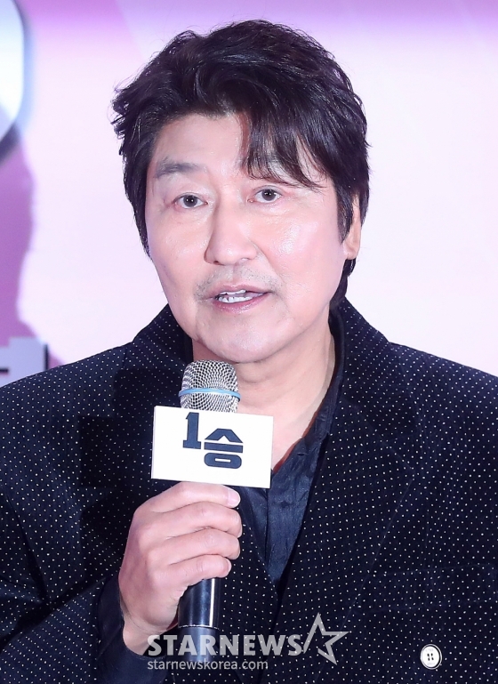 배우 송강호가 28일 오후 서울 용산구 아이파크몰 CGV에서 진행된 영화 '1승' 언론시사회 및 기자간담회에 참석해 인사말을 하고 있다. '1승'은 이겨본 적 없는 감독과 이길 생각 없는 구단주, 이기는 법 모르는 선수들까지 승리의 가능성이 1도 없는 프로 여자배구단이 1승을 위해 도전에 나서는 이야기. 12월 4일 개봉. 2024.11.28 /사진=김창현 chmt@