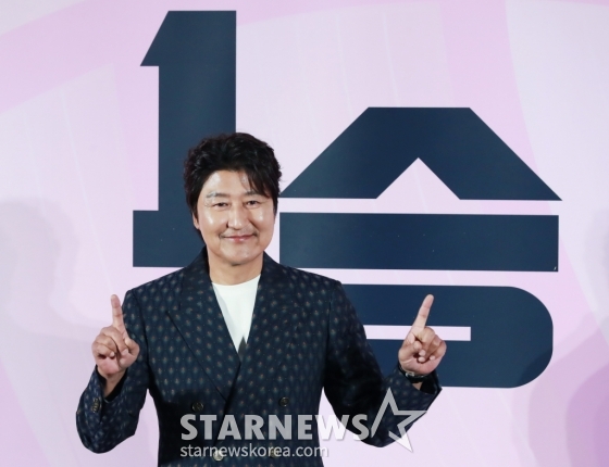 배우 송강호가 28일 오전 서울 CGV용산아이파크몰에서 진행된 영화 '1승'(감독 신연식) 제작발표회에 참석해 포즈를 취하고 있다. 이겨본 적 없는 감독과 이길 생각 없는 구단주, 이기는 법 모르는 선수들까지 승리의 가능성이 하나도 없는 프로 여자배구단이 1승을 위해 도전에 나서는 영화 '1승'은 오는 12월 개봉예정이다. /2024.10.28 /사진=이동훈 photoguy@