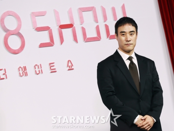 배우 배성우가 10일 오전 앰배서더 서울 풀만 호텔에서 진행된 넷플릭스 오리지널 시리즈 '더 에이트 쇼' 제작발표회에서 포즈를 취하고 있다.  8명의 인물이 8층으로 나뉜 비밀스런 공간에 갇혀 ‘시간이 쌓이면 돈을 버는’ 달콤하지만 위험한 쇼에 참가하면서 벌어지는 이야기 '더 에이트 쇼'는 오는 17일 공개된다. /2024.05.10 /사진=이동훈