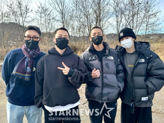 (서울=뉴스1) = 그룹 방탄소년단 멤버 지민과 정국이 동반 입대하던 날 풍경을 담은 사진이 공개됐다. 12일 방탄소년단 진과 정국이 배웅 나온 슈가와 제이홉과 함께 사진 촬영을 하고 있다. (방탄소년단 공식 SNS)2023.12.12/뉴스1 Copyright (C) 뉴스1. All rights reserved. 무단 전재 및 재배포, AI학습 이용 금지. /사진=(서울=뉴스1)