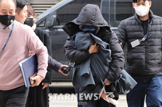 (인천=뉴스1) 장수영 기자 = 배우 故이선균에게 협박해 수천만 원을 받은 20대 여성 A씨가 28일 오후 인천 미추홀구 인천지방법원에서 열린 구속 전 피의자 심문(영장실질심사)에 출석하고 있다. 2023.12.28/뉴스1  Copyright (C) 뉴스1. All rights reserved. 무단 전재 및 재배포,  AI학습 이용 금지. /사진=(인천=뉴스1) 장수영 기자