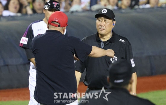 '2024 신한 SOL 뱅크 KBO리그' LG-KIA전이 16일 서울 잠실야구장에서 열렸다. 이범호 KIA 감독이 8회말 LG 오지환의 체크 스윙 판정에 문동균 3루심에 항의하고 있다. /사진=김진경 대기자