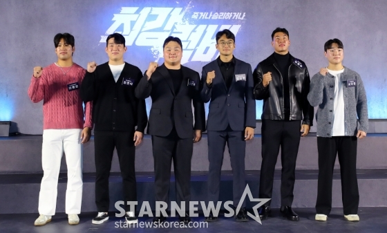 [서울=뉴시스] 김혜진 기자 = OK 읏맨 럭비단 이용운(왼쪽부터), 현대글로비스 정연식, 한국전력공사 나관영, 포스코이앤씨 오지명, 고려대학교 김원주, 연세대학교 서우현이 5일 오전 서울 용산구 CGV 용산아이파크몰에서 열린 넷플릭스 '최강럭비: 죽거나 승리하거나' 제작발표회에서 포즈를 취하고 있다.  '최강럭비: 죽거나 승리하거나'는 승리의 영광을 위해 온 몸을 던지며 필사의 전진을 이어가는 럭비 선수들의 진짜 승부를 보여주는 스포츠 서바이벌 예능이다. 10일 공개. 2024.12.05. jini@newsis.com /사진=김혜진