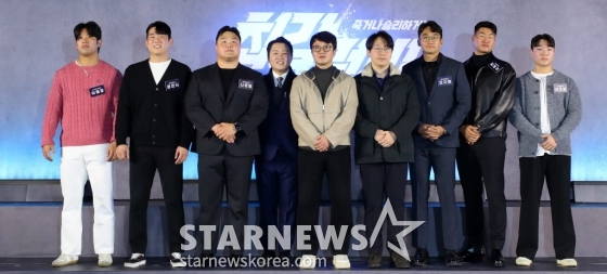 [서울=뉴시스] 김혜진 기자 = OK 읏맨 럭비단 이용운(왼쪽부터), 현대글로비스 정연식, 한국전력공사 나관영, 정용검 캐스터, 장시원PD, 최태규PD, 포스코이앤씨 오지명, 고려대학교 김원주, 연세대학교 서우현이 5일 오전 서울 용산구 CGV 용산아이파크몰에서 열린 넷플릭스 '최강럭비: 죽거나 승리하거나' 제작발표회에서 포즈를 취하고 있다.  '최강럭비: 죽거나 승리하거나'는 승리의 영광을 위해 온 몸을 던지며 필사의 전진을 이어가는 럭비 선수들의 진짜 승부를 보여주는 스포츠 서바이벌 예능이다. 10일 공개. 2024.12.05. jini@newsis.com /사진=김혜진