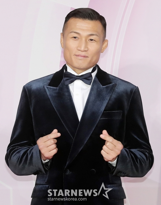 '순정 파이터' 정찬성이 17일 오후 서울 마포구 상암동 SBS프리즘타워에서 진행된 '2022 SBS 연예대상'에 참석해 포즈를 취하고 있다. 2022.12.17
