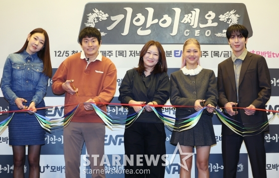 (서울=뉴스1) 김진환 기자 = 모델 한혜진(왼쪽부터), 만화가 겸 방송인 기안84, 황지영 PD, 오마이걸 미미, 씨앤블루 정용화가 5일 오후 서울 마포구 상암 스탠포드호텔에서 열린 ENA·LG유플러스·STUDIO X+U가 공동제작한 '기안이쎄오' 제작발표회에 참석해 포즈를 취하고 있다. '기안이쎄오'는 동병상련 CEO들을 위한 해결사가 된 기안84의 CEO 구출일지를 그리는 오피스 예능 프로그램이다. 2024.12.5/뉴스1 Copyright (C) 뉴스1. All rights reserved. 무단 전재 및 재배포, AI학습 이용 금지. /사진=(서울=뉴스1) 김진환 기자