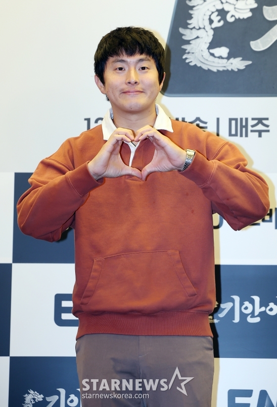 (서울=뉴스1) 김진환 기자 = 만화가 겸 방송인 기안84가 5일 오후 서울 마포구 상암 스탠포드호텔에서 열린 ENA·LG유플러스·STUDIO X+U가 공동제작한 '기안이쎄오' 제작발표회에 참석해 포즈를 취하고 있다. '기안이쎄오'는 동병상련 CEO들을 위한 해결사가 된 기안84의 CEO 구출일지를 그리는 오피스 예능 프로그램이다. 2024.12.5/뉴스1 Copyright (C) 뉴스1. All rights reserved. 무단 전재 및 재배포, AI학습 이용 금지. /사진=(서울=뉴스1) 김진환 기자