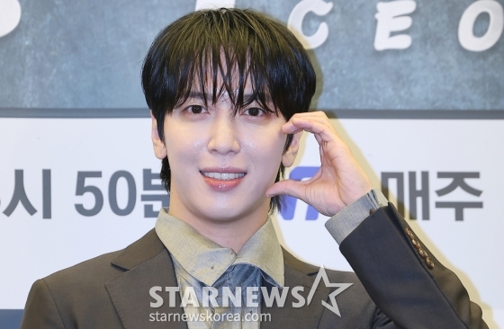 (서울=뉴스1) 김진환 기자 = 씨앤블루 정용화가 5일 오후 서울 마포구 상암 스탠포드호텔에서 열린 ENA·LG유플러스·STUDIO X+U가 공동제작한 '기안이쎄오' 제작발표회에 참석해 포즈를 취하고 있다. '기안이쎄오'는 동병상련 CEO들을 위한 해결사가 된 기안84의 CEO 구출일지를 그리는 오피스 예능 프로그램이다. 2024.12.5/뉴스1 Copyright (C) 뉴스1. All rights reserved. 무단 전재 및 재배포, AI학습 이용 금지. /사진=(서울=뉴스1) 김진환 기자